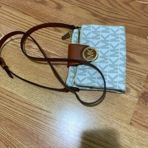 Women’s Micheal Kors Crossbody Purse!